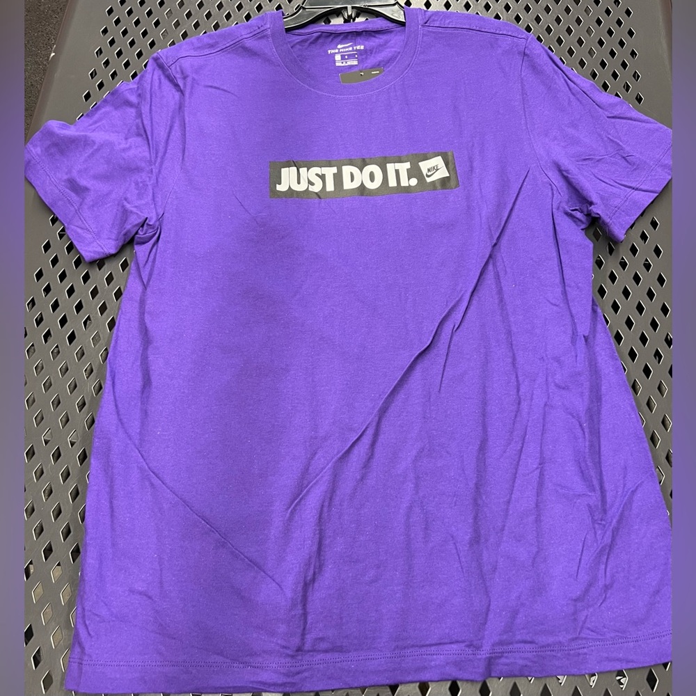 NWT Nike TShirt - Picture 1 of 3